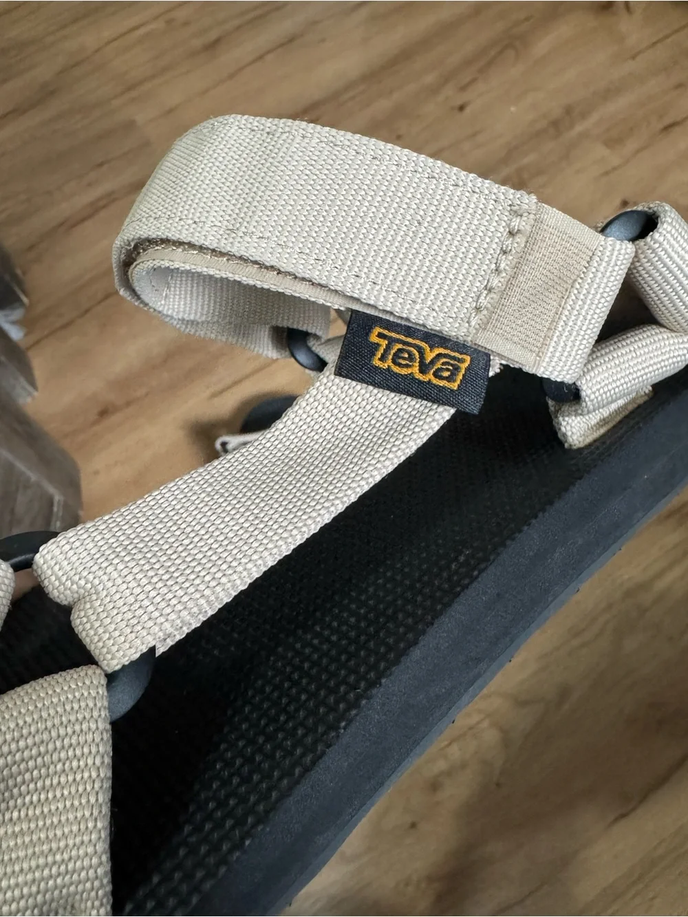 NEW Teva  Size 9 Flatform Universal Sandal